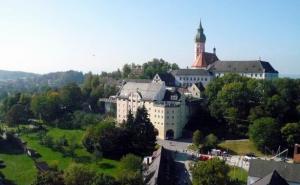 Am Dienstag, den 19. März, findet um 10 Uhr eine Heilige Messe zu Ehren des Heiligen Josef in der Andechser Wallfahrtskirche statt. Im Anschluss daran hat das Bräustüberl für alle Josefs, Sepps und Josefinen wieder ein besonderes Geschenk. Gegen Vorlage des Personalausweises an der Bräustüberl-Schänke erhält Jede und Jeder eine Maß Freibier. 