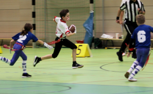 Die U11-Jugend der Fursty Razorbacks, derzeit amtierender Bayerischer Meister im Flag-Football auf dem Feld, siegte am Wochenende auch in der Halle.  Die Souveränität mit der die TuS Footballer dabei zu Werke gingen, zeigt sich in der beeindruckenden 92:7 Punktebilanz.