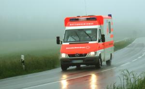 Über einen an ihm vorbeifahrenden Rettungswagen mit Blaulicht und Martinshorn erschrak ein 24-jähriger Olchinger am gestrigen Sonntag gegen so sehr, dass er in einer Linkskurve auf der K FFB 7 die Kontrolle über sein Motorrad verlor und in den Straßengraben fuhr. Er blieb glücklicherweise unverletzt, an seinem Kraftrad entstand ein eher geringer Sachschaden. 