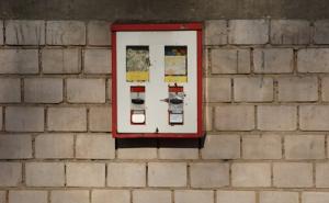 Am Samstag gegen 22:30 Uhr konnten Zivilkräfte in Fürstenfeldbruck drei Personen im Alter zwischen 15 und 18 Jahren dabei beobachten, wie diese versuchten, mit Steinen einen Kaugummiautomaten aufzubrechen. Die Täter konnten durch die Zivilkräfte gestellt werden. 