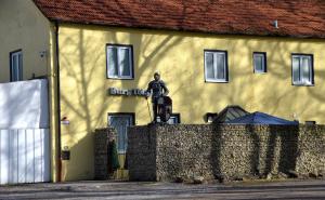  Ein 23-jähriger Slowene trat am letzten Samstag gegen so aggressiv in einem Swingerclub in Fürstenfeldbruck auf, dass er von den Angestellten des Clubs zum Gehen aufgefordert wurde. Weil er dem nicht nachkam, musste eine Polizeistreife anrücken. Den Beamten gegenüber zeigte der junge Mann sich einsichtig und verließ die Örtlichkeit.