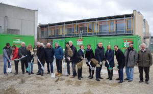 Die derzeitige Dreifachturnhalle aus Mitte der 70er Jahre ist, auf Grund ihres maroden Dachtragwerks, seit Jahren sanierungsbedürftig und muss bei zu hoher Schneelast immer wieder gesperrt werden.