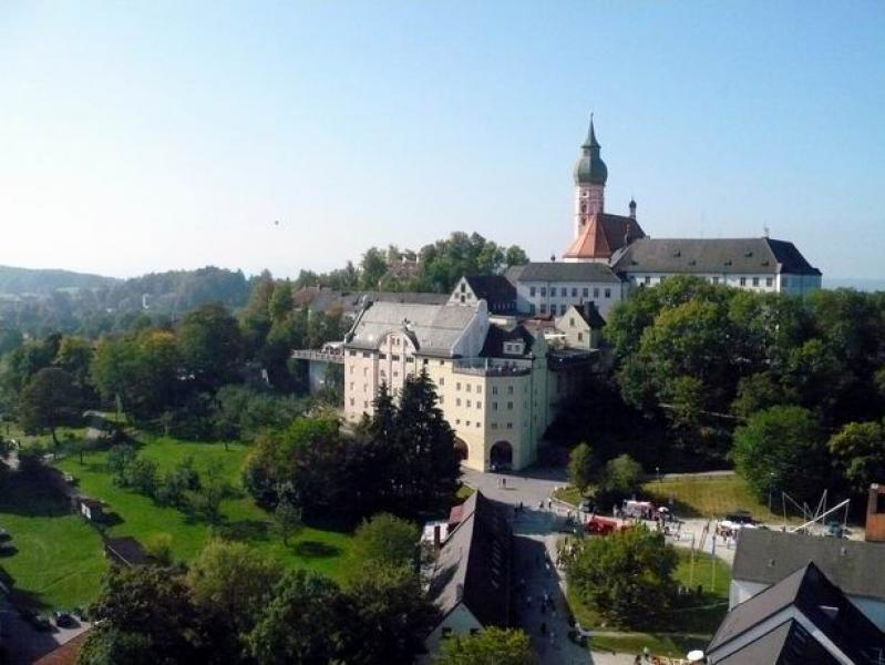 Am Dienstag, den 19. März, findet um 10 Uhr eine Heilige Messe zu Ehren des Heiligen Josef in der Andechser Wallfahrtskirche statt. Im Anschluss daran hat das Bräustüberl für alle Josefs, Sepps und Josefinen wieder ein besonderes Geschenk. Gegen Vorlage des Personalausweises an der Bräustüberl-Schänke erhält Jede und Jeder eine Maß Freibier. 