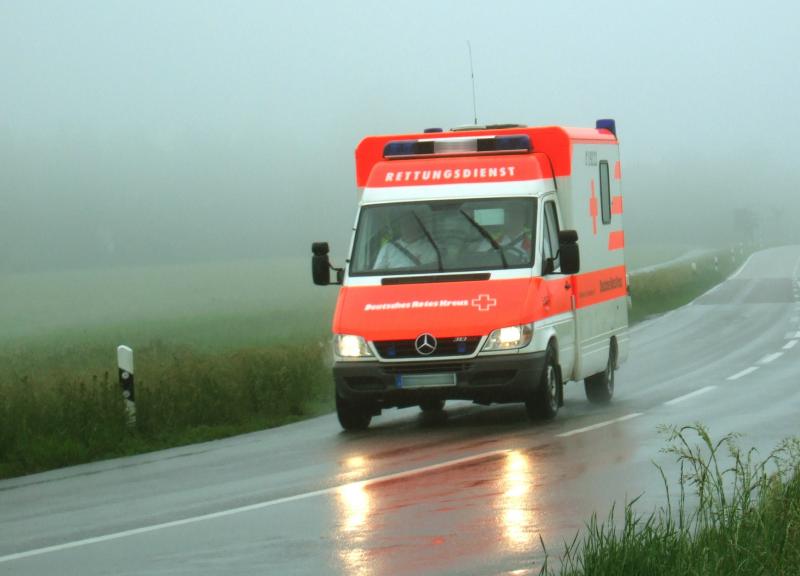 Über einen an ihm vorbeifahrenden Rettungswagen mit Blaulicht und Martinshorn erschrak ein 24-jähriger Olchinger am gestrigen Sonntag gegen so sehr, dass er in einer Linkskurve auf der K FFB 7 die Kontrolle über sein Motorrad verlor und in den Straßengraben fuhr. Er blieb glücklicherweise unverletzt, an seinem Kraftrad entstand ein eher geringer Sachschaden.