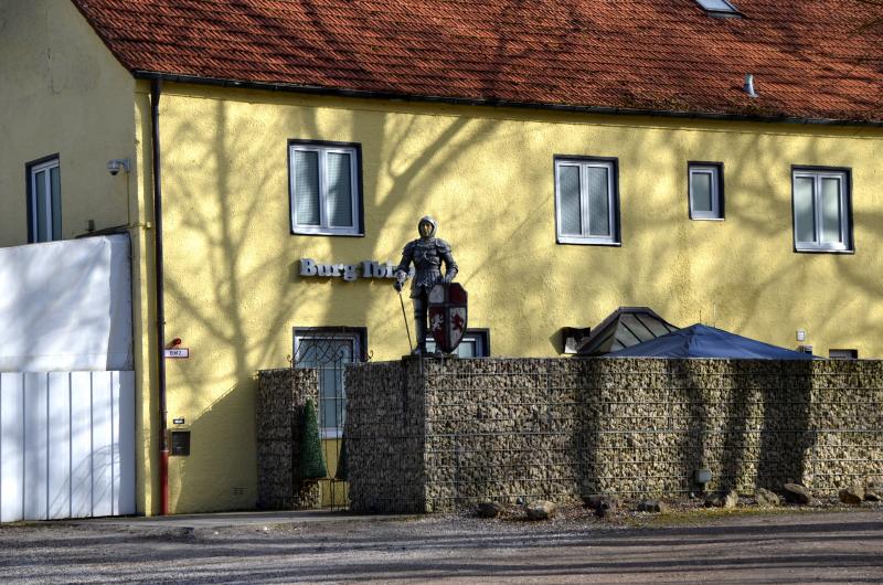  Ein 23-jähriger Slowene trat am letzten Samstag gegen so aggressiv in einem Swingerclub in Fürstenfeldbruck auf, dass er von den Angestellten des Clubs zum Gehen aufgefordert wurde. Weil er dem nicht nachkam, musste eine Polizeistreife anrücken. Den Beamten gegenüber zeigte der junge Mann sich einsichtig und verließ die Örtlichkeit.