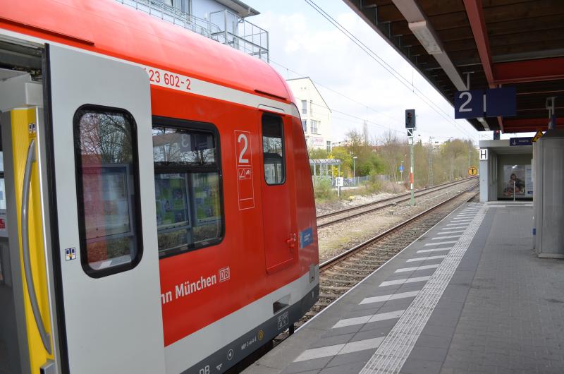 Im Münchner Verkehrs- und Tarifverbund (MVV) werden die ersten elektronischen Fahrscheine auf Chipkarten ausgegeben. Deutsche Bahn (DB)/S-Bahn München und Münchner Verkehrsgesellschaft (MVG) stellen alle bestehenden Abonnements im MVV vom Papierfahrschein auf die neue Chipkarte um. 