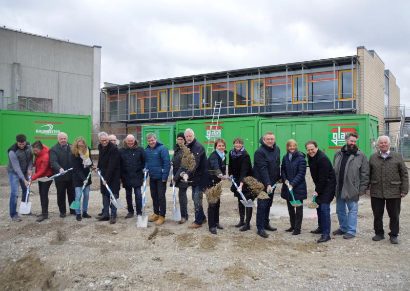 Die derzeitige Dreifachturnhalle aus Mitte der 70er Jahre ist, auf Grund ihres maroden Dachtragwerks, seit Jahren sanierungsbedürftig und muss bei zu hoher Schneelast immer wieder gesperrt werden.