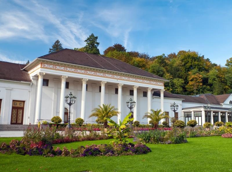 Außenansicht des Casinos in Baden-Baden Wunderschön im Kurpark gelegen: Die Spielbank in Baden-Baden.