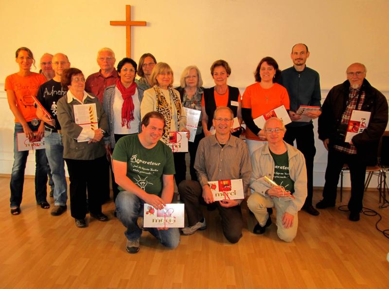 Das Bild zeigt die bei der Jubiläumsfeier anwesenden Mitarbeiter des Germeringer Repair Cafés.