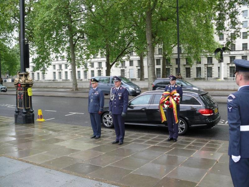 Der deutsche Luftwaffenattaché, Oberst i.G. Andreas Pfeiffer (mi.), und Air Commodore Nick Laird (li.)  legten zeitgleich den Kranz in London nieder.