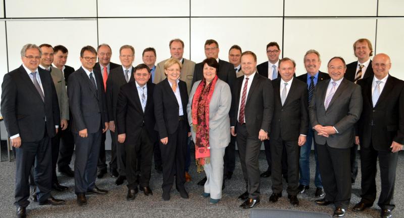 Christoph Hillenbrand, Regierungspräsident und Maria Els, Regierungsvizepräsidentin der Regierung von Oberbayern, Dr. Johann Keller, geschäftsführendes Präsidialmitglied im Bayerischen Landkreistag und die Landräte des Bezirksverbandes Oberbayern im Bayerischen Landkreistag.