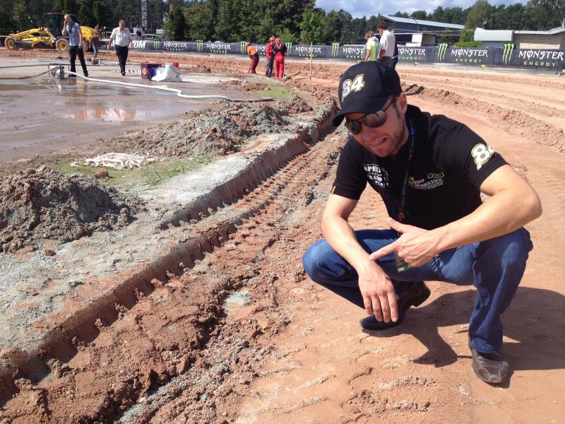 Martin Smolinski auf der Speedwaystrecke in Riga, die anhaltenden Regenfälle haben der Rennbahn sichtlich zugesetzt.