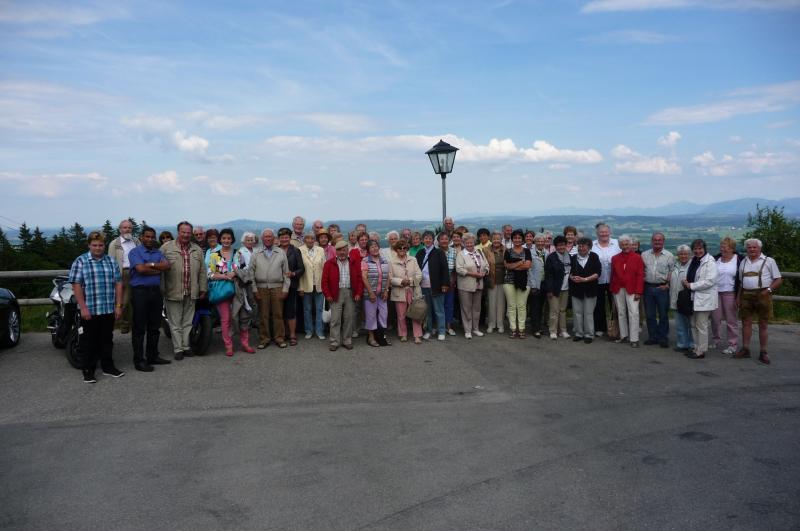 Das Bild zeigt die Reisgruppe auf dem Auerberg mit dem schönen Allgäu im Hintergrund.