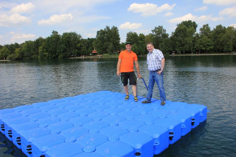 Florian Heininger und Andreas Hörl sind von der neuen Badeinsel begeistert.