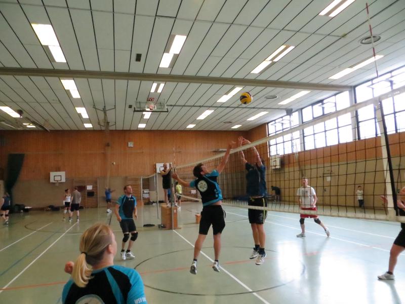 Auf Grund des schlechten Wetters musste das Beachturnier nach drinnen verlegt werden. Die Teams störte es nicht, sie gaben auch in der Halle ihr Bestes.