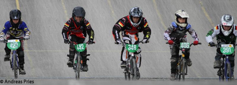 Durch diese super Platzierungen konnte das Racing Team in der Mannschaftswertung auch die Gastgeber schlagen und liegt gleich zu Saisonbeginn in Führung.