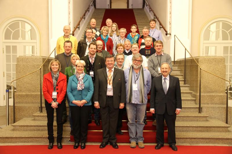 Das Bild zeigt in der ersten Reihe von rechts nach links: MdL Reinhold Bocklet, stellvertretenden Kreishandwerksmeister Harald Volkwein, Kreishandwerksmeister Franz Höfelsauer mit Ehefrau Renate und Geschäftsführerin Jutta Sellin.