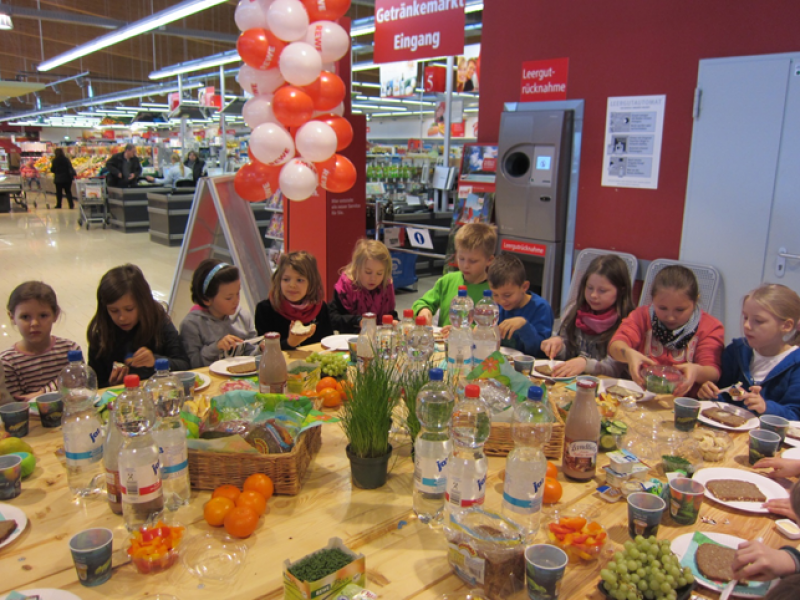 Die Klasse 2b der Grundschule Maisach unternahm zusammen mit ihrer Lehrerin Magdalena Öl und der Lernassistentin Diana Lilie einen Unterrichtsgang zum REWE-Markt. 