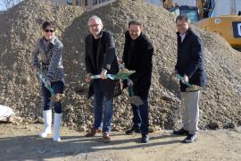 Der Spatenstich betrifft den letzten der drei Gebäude-Würfel der neuen Berufsschule. Der Altbau wurde teilweise im Sommer 2016 abgerissen, seit Herbst 2016 wird die Berufsschule abschnitts-weise neu gebaut.