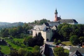 Am Dienstag, den 19. März, findet um 10 Uhr eine Heilige Messe zu Ehren des Heiligen Josef in der Andechser Wallfahrtskirche statt. Im Anschluss daran hat das Bräustüberl für alle Josefs, Sepps und Josefinen wieder ein besonderes Geschenk. Gegen Vorlage des Personalausweises an der Bräustüberl-Schänke erhält Jede und Jeder eine Maß Freibier. 