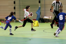 Die U11-Jugend der Fursty Razorbacks, derzeit amtierender Bayerischer Meister im Flag-Football auf dem Feld, siegte am Wochenende auch in der Halle.  Die Souveränität mit der die TuS Footballer dabei zu Werke gingen, zeigt sich in der beeindruckenden 92:7 Punktebilanz.