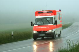 Über einen an ihm vorbeifahrenden Rettungswagen mit Blaulicht und Martinshorn erschrak ein 24-jähriger Olchinger am gestrigen Sonntag gegen so sehr, dass er in einer Linkskurve auf der K FFB 7 die Kontrolle über sein Motorrad verlor und in den Straßengraben fuhr. Er blieb glücklicherweise unverletzt, an seinem Kraftrad entstand ein eher geringer Sachschaden. 