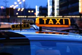Am vergangenen Sonntag wollte ein 62jähriger Taxifahrer eine 36jährige Gröbenzellerin an ihrem Zielort in Gröbenzell absetzen. Bei der Bezahlung kam es zum Streit der Beiden, woraufhin die Kundin dem Fahrer mit einem unbekannten Gegenstand gegen den Kopf geschlagen hatte.