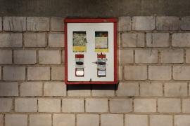 Am Samstag gegen 22:30 Uhr konnten Zivilkräfte in Fürstenfeldbruck drei Personen im Alter zwischen 15 und 18 Jahren dabei beobachten, wie diese versuchten, mit Steinen einen Kaugummiautomaten aufzubrechen. Die Täter konnten durch die Zivilkräfte gestellt werden. 