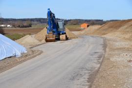 Nach der Winterpause wird wieder an der neuen Westumfahrung gearbeitet, damit diese termingerecht Ende 2019 fertig gestellt werden kann. Insbesondere der sogenannte „Röchnerknoten“ – die Fläche neben der Tankstelle - ist unter laufendem Verkehr umzubauen und wird künftig andere Dimensionen haben. 