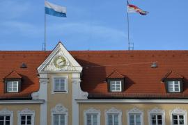 Wegen der weiterhin gemeldeten Stürme und Windböen wurden am heutigen Tag die Flaggen auf dem Rathausdach eingeholt. Im Rahmen einer Prüfung war zuvor festgestellt worden, dass die Flaggenmasten in die Jahre gekommen sind.