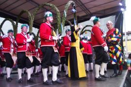 Traditionell alle sieben Jahre tanzen die Münchner Schäffler zur Faschingszeit. Heuer folgten sie auch der Einladung unserer Region, wie hier am Rosenmontag auf dem Brucker Geschwister-Scholl-Platz.