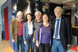 Von links Altoberbürgermeister Dr. Peter Braun, Stadthallenleiterin Medea Schmitt, Werner und Ilka Scholz und der Dritte Bürgermeister Helmut Ankenbrand.