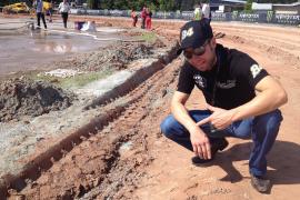 Martin Smolinski auf der Speedwaystrecke in Riga, die anhaltenden Regenfälle haben der Rennbahn sichtlich zugesetzt.