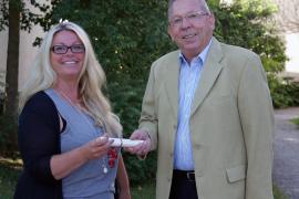 Ein Gewinnerlächeln zeigte Tanja Hausknecht bei der Übergabe des Gutscheins für die Bürgerstuben. Vizebürgermeister Rainer Zöller gratulierte zum erfolgreichen Luftballon-Wettbewerb.