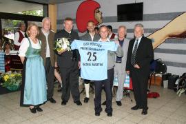 Gelungene Überraschung: Pfarrer Martin mit dem Trikot seines Lieblingsvereins - während der Messe wird er es wohl nicht tragen, aber auf dem Fußballplatz wird er damit unhaltbar sein.