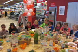 Die Klasse 2b der Grundschule Maisach unternahm zusammen mit ihrer Lehrerin Magdalena Öl und der Lernassistentin Diana Lilie einen Unterrichtsgang zum REWE-Markt. 