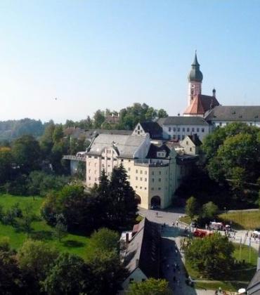 Am Dienstag, den 19. März, findet um 10 Uhr eine Heilige Messe zu Ehren des Heiligen Josef in der Andechser Wallfahrtskirche statt. Im Anschluss daran hat das Bräustüberl für alle Josefs, Sepps und Josefinen wieder ein besonderes Geschenk. Gegen Vorlage des Personalausweises an der Bräustüberl-Schänke erhält Jede und Jeder eine Maß Freibier. 