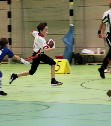 Die U11-Jugend der Fursty Razorbacks, derzeit amtierender Bayerischer Meister im Flag-Football auf dem Feld, siegte am Wochenende auch in der Halle.  Die Souveränität mit der die TuS Footballer dabei zu Werke gingen, zeigt sich in der beeindruckenden 92:7 Punktebilanz.